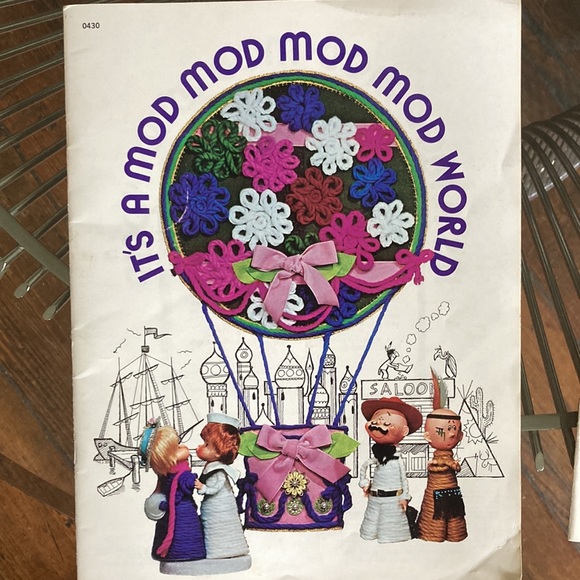Pair of kitschy vintage 1970s crafting booklets - mod world crafts and macramé - Picture 9 of 10